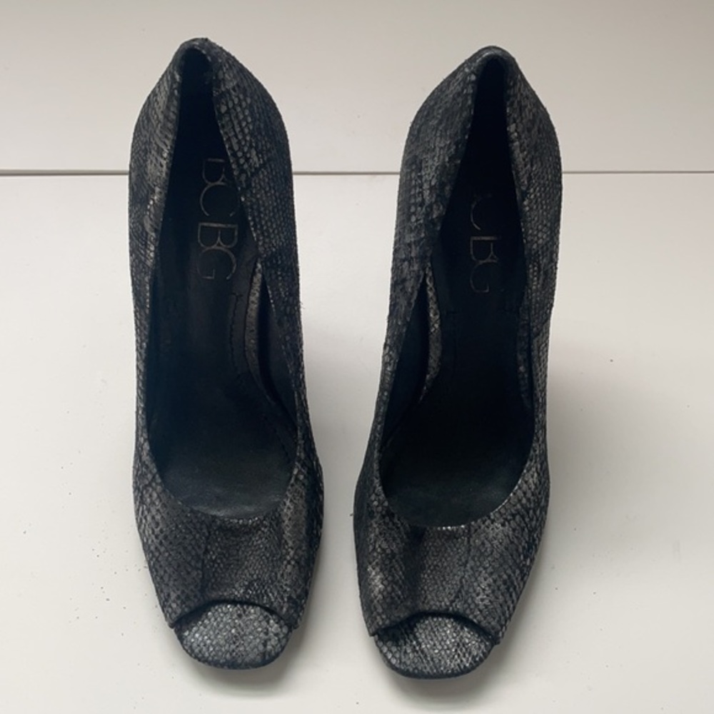BCBG Women’s‎ Grey Faux Snake Skin Peep Toe Pumps Size 7.5B - Picture 3 of 6